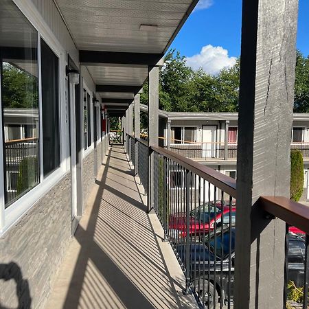 Chalet Inn Kitimat 외부 사진
