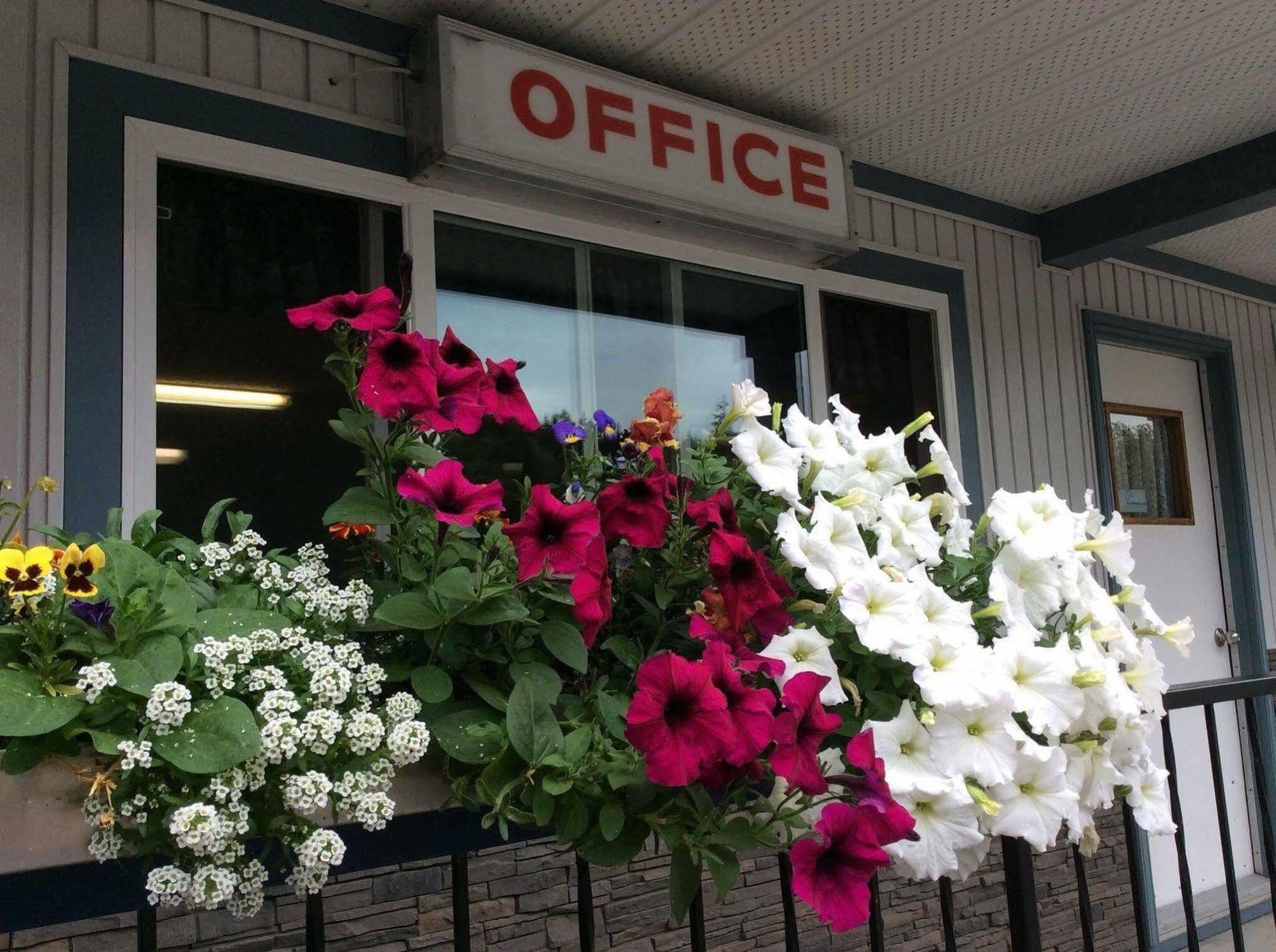 Chalet Inn Kitimat 외부 사진