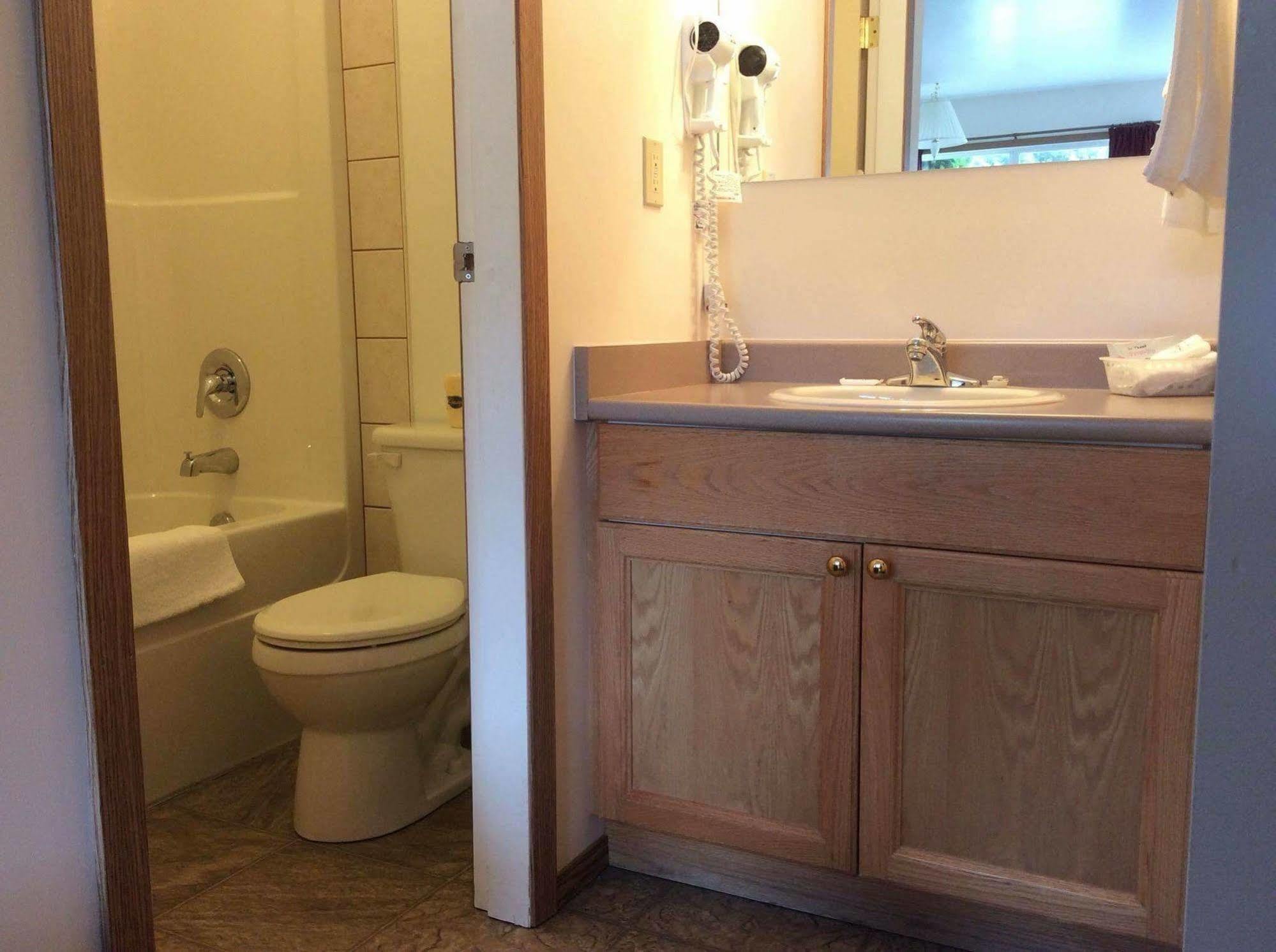 Chalet Inn Kitimat 외부 사진