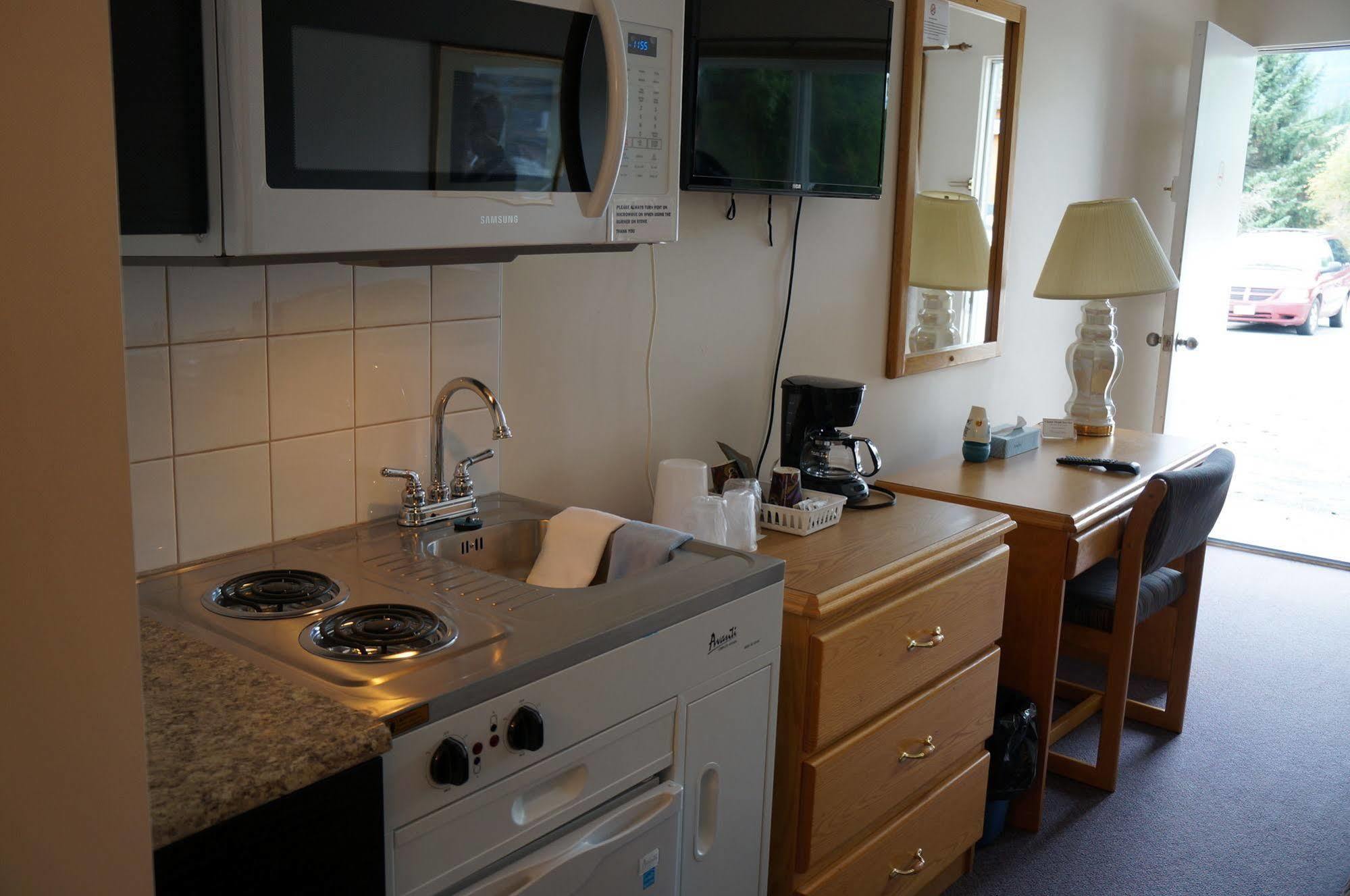 Chalet Inn Kitimat 외부 사진